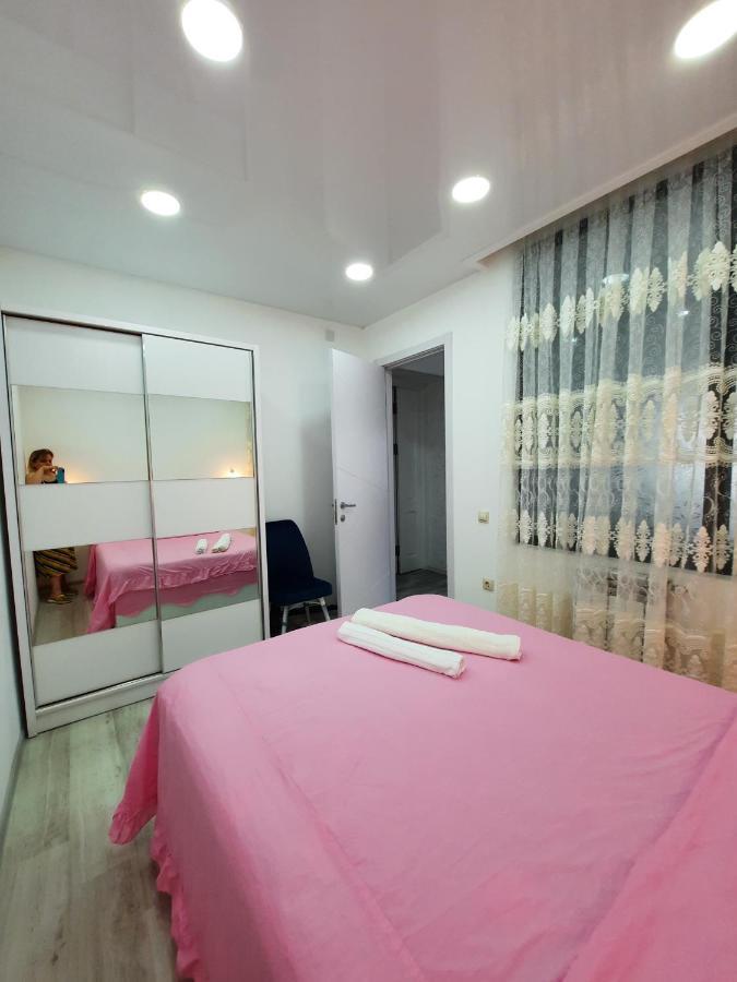 Apartment Desi With Sea View On The Beach In Batumi Exterior foto