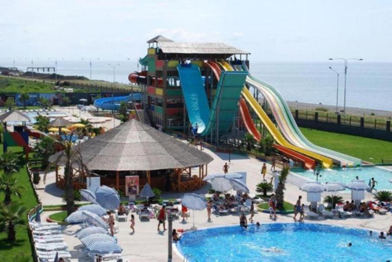 Apartment Desi With Sea View On The Beach In Batumi Exterior foto