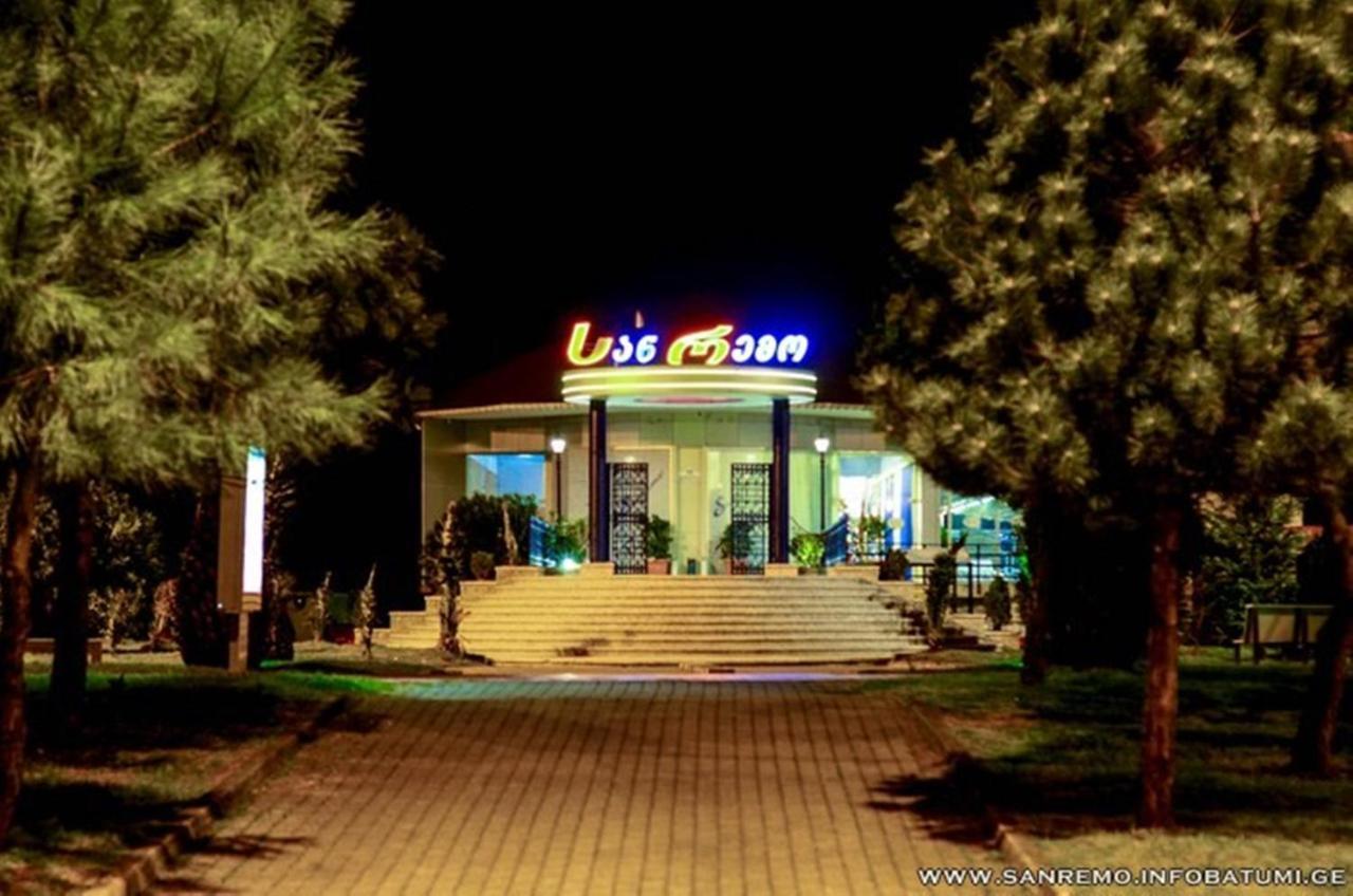 Apartment Desi With Sea View On The Beach In Batumi Exterior foto