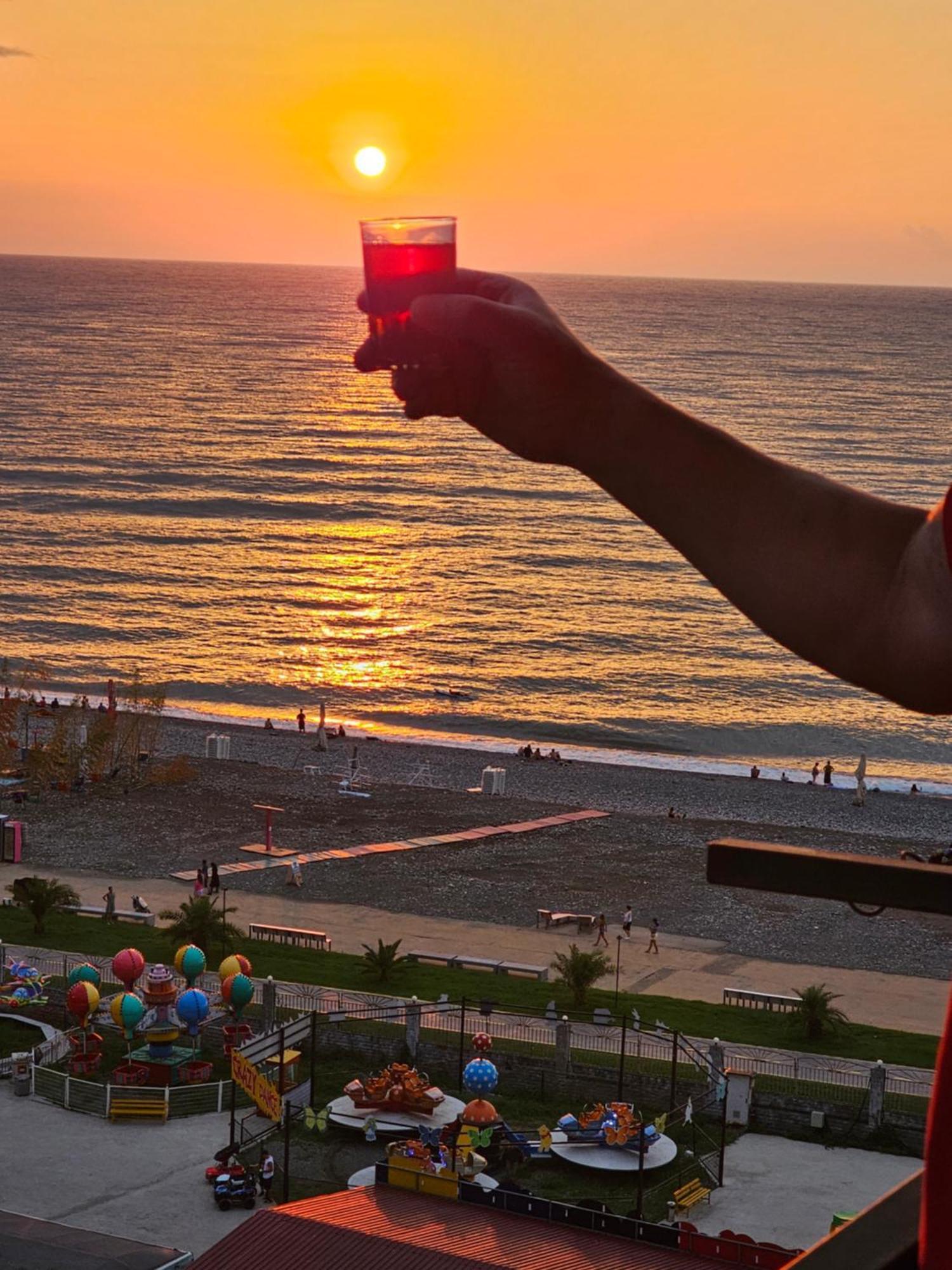 Apartment Desi With Sea View On The Beach In Batumi Exterior foto