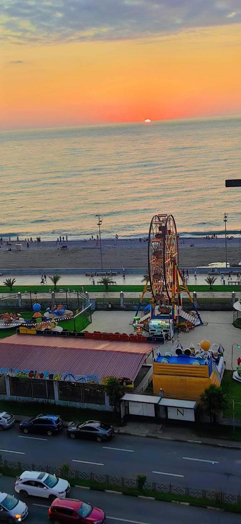 Apartment Desi With Sea View On The Beach In Batumi Exterior foto